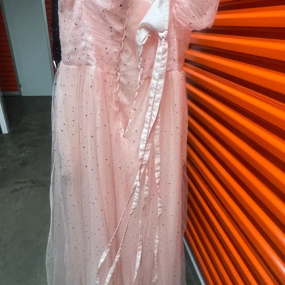 Elegant Pink Gown with Sparkling Details - Picture 7 of 11